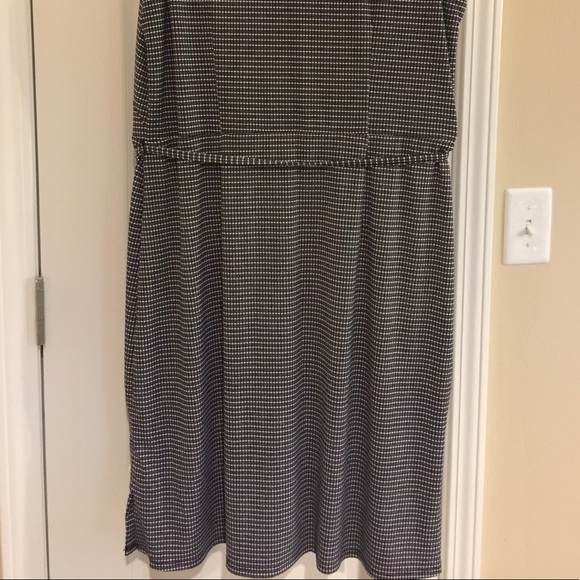 Sleeveless, V-Neck, knee length dress - Picture 3 of 4